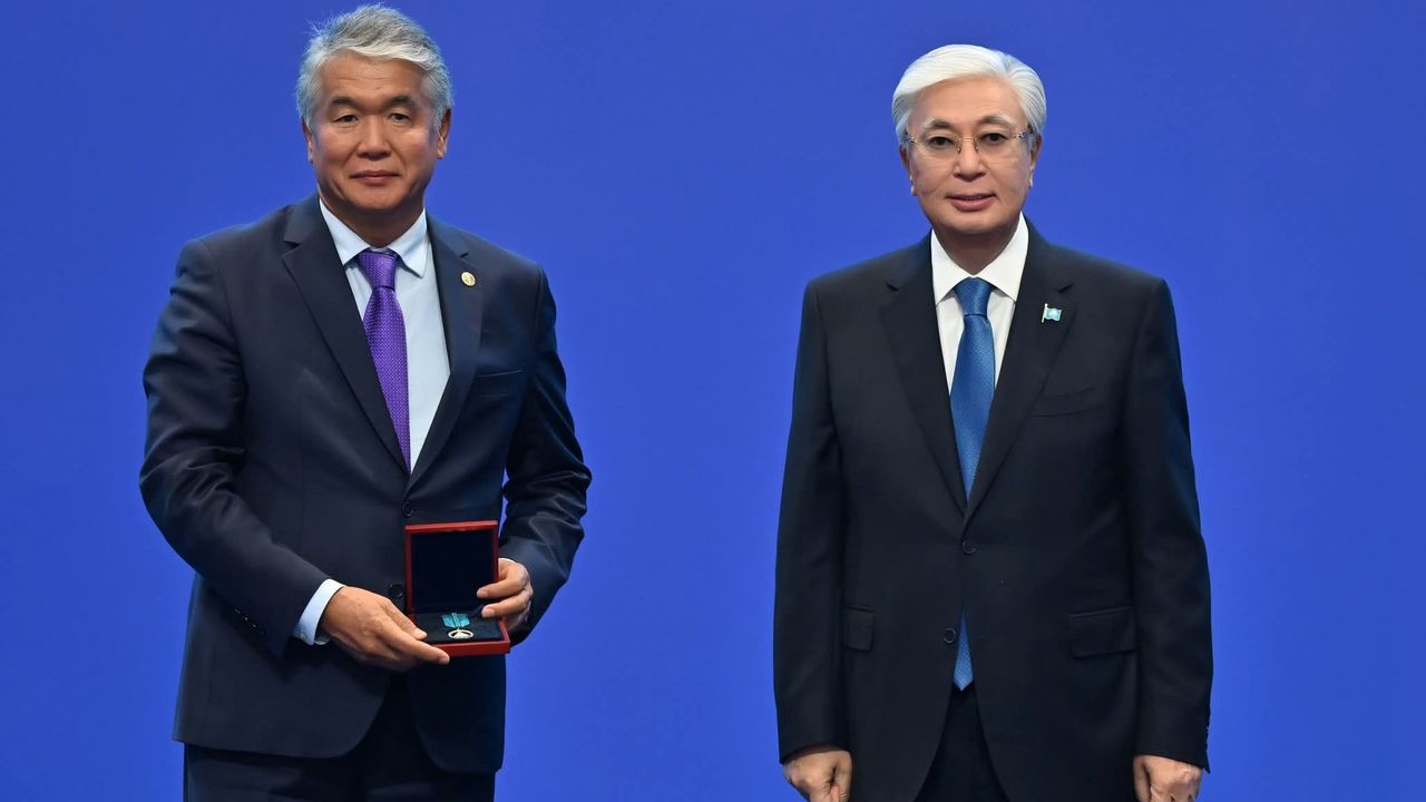 TÜRKSOY Genel Sekreteri Sultan Raev’e Astana’da Onur Madalyası