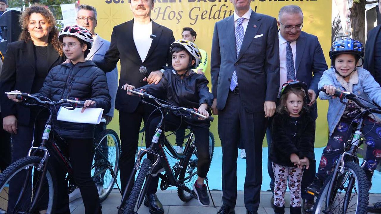 İstanbul’da Çocuklara Bisiklet Dağıtıldı