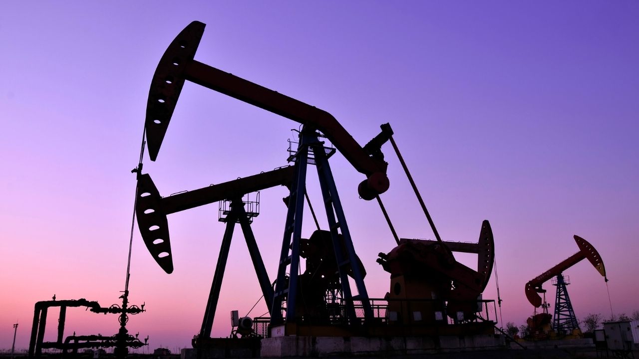 ABD Petrol Stoklarındaki Keskin Düşüş Fiyatları Yükseltti