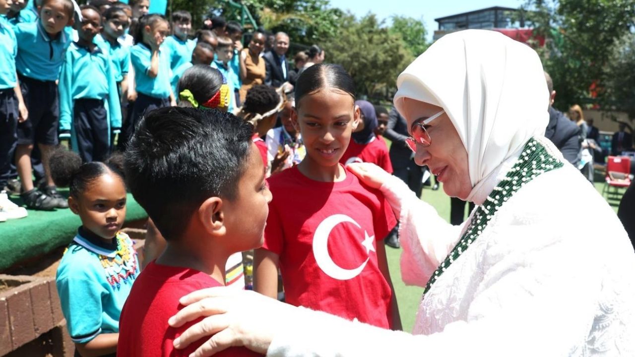 Emine Erdoğan, Johannesburg Maarif Okulu’nu Ziyaret Etti