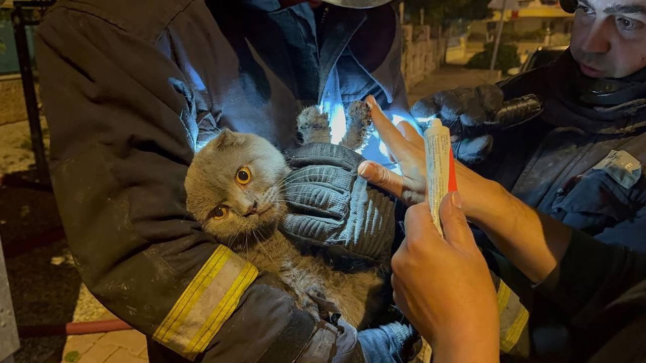 Konyaaltı’nda Mumdan Çıkan Yangında Anne ve Oğlu Yaralandı