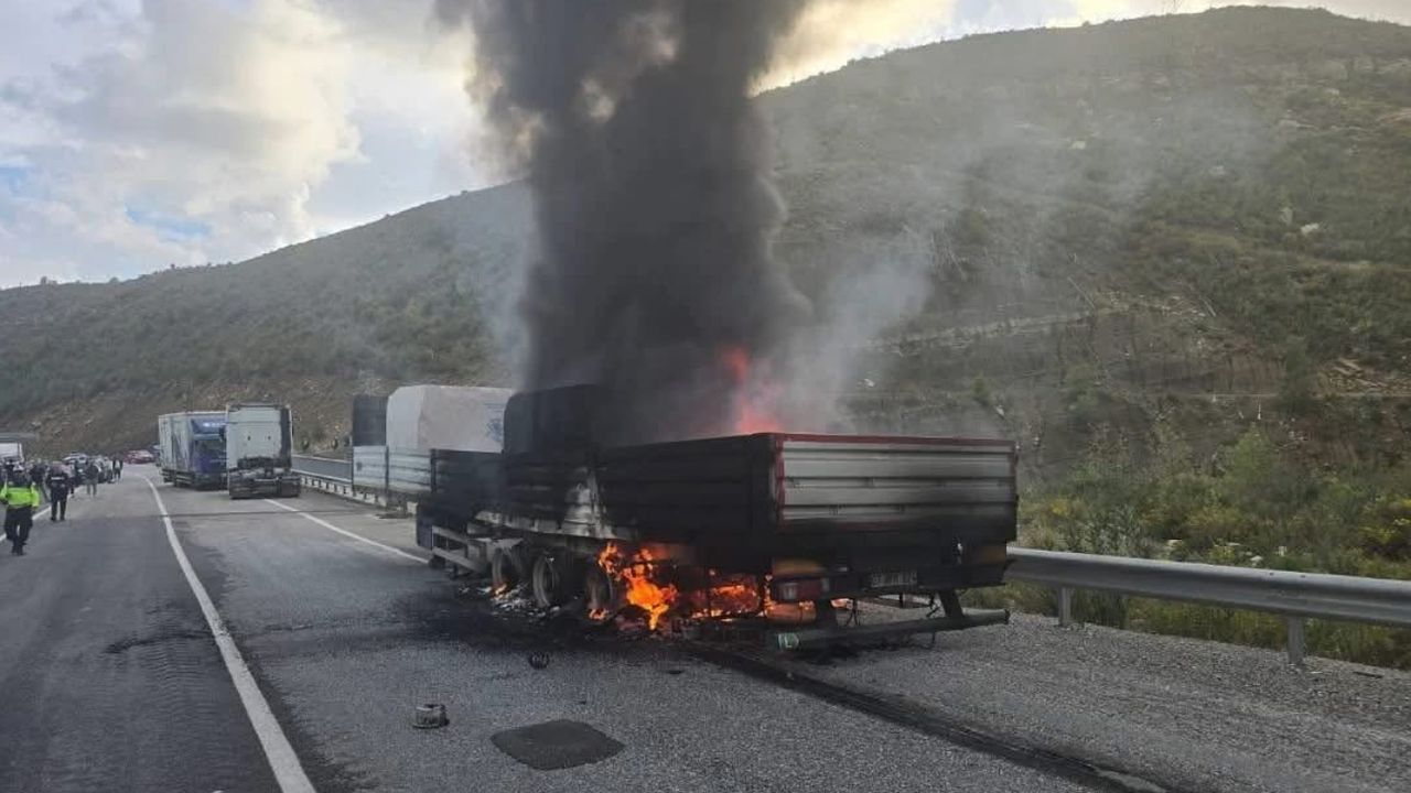 Manavgat’ta Mermer Yüklü Tırda Yangın: Maddi Hasar