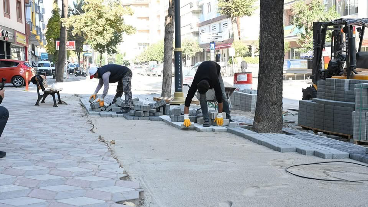 Isparta’da Kaldırım Yenileme Çalışmaları Hız Kesmiyor