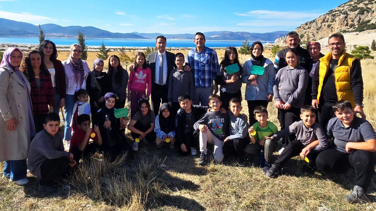 Salda Gölü’nde Öğrencilerden Fidan Dikim Etkinliği