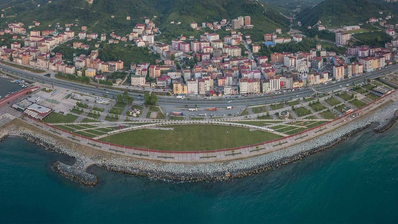 Trabzon Arsin Sahil Parkı Yenileniyor: Hami Mandıralı Anıtı Geliyor