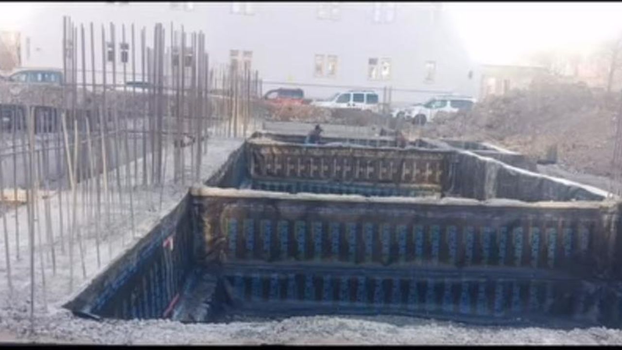 Kars’ta Şehit Okan Koç Ortaokulu ve Spor Salonu İnşaatı Sürüyor