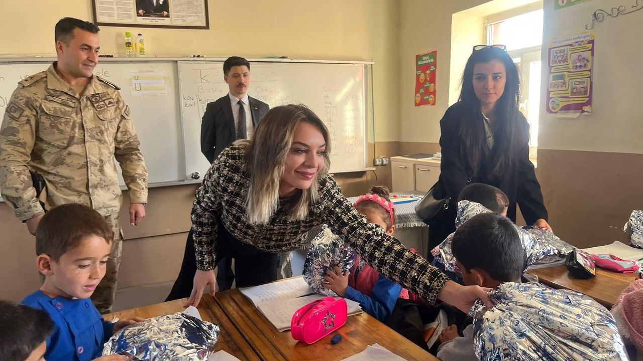 Cumhuriyet Savcısı ve Psikolog Öğrencilere El Yapımı Atkı Hediye Etti