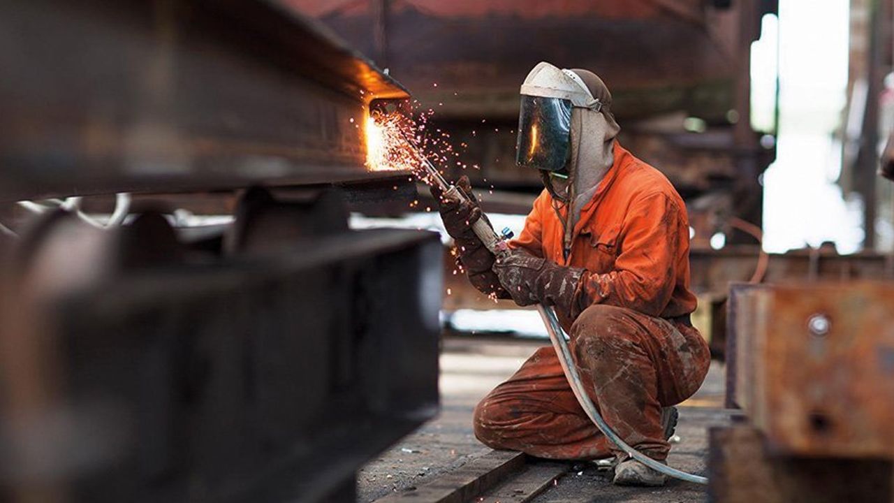 Sanayi Üretimi Yıllık Artışta, Aylık Düşüşte