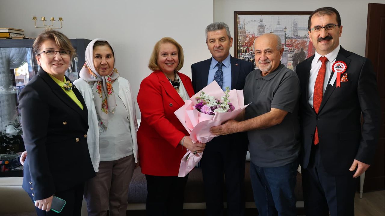 Artvin Valisi Emekli Öğretmeni Evinde Ziyaret Etti