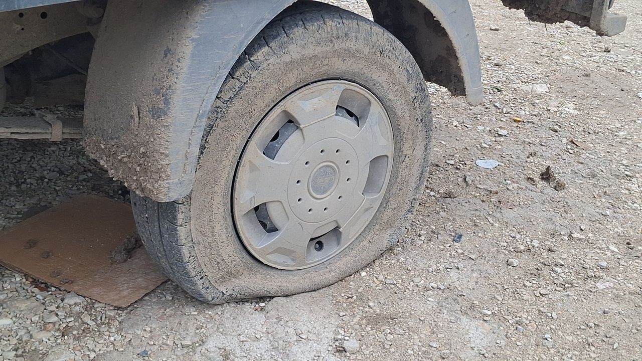 Ankara’da Tarım İşçisi Minibüslerinin Lastikleri Kesildi