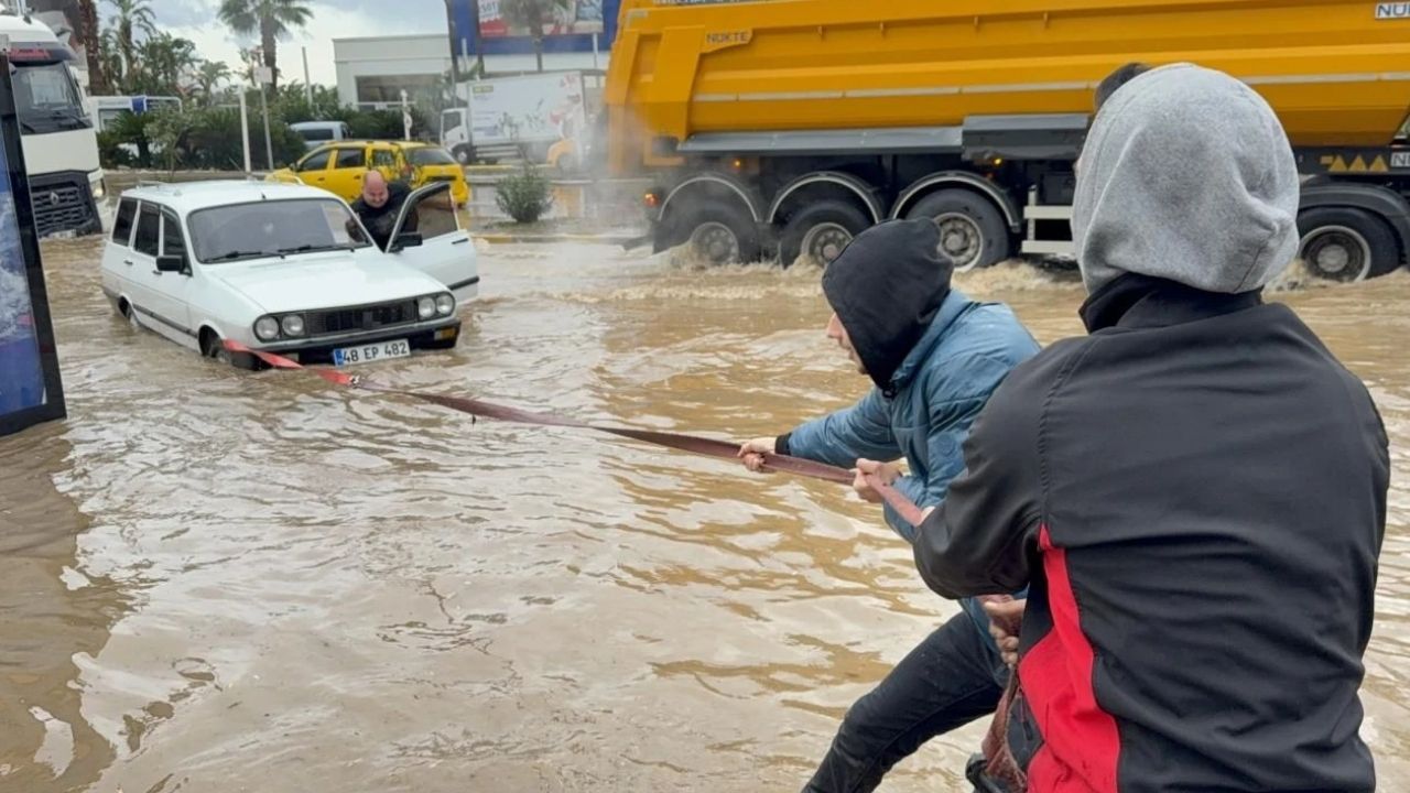 Bodrum ve Marmaris’te Şiddetli Sağanak Sel ve Ulaşımı Felç Etti