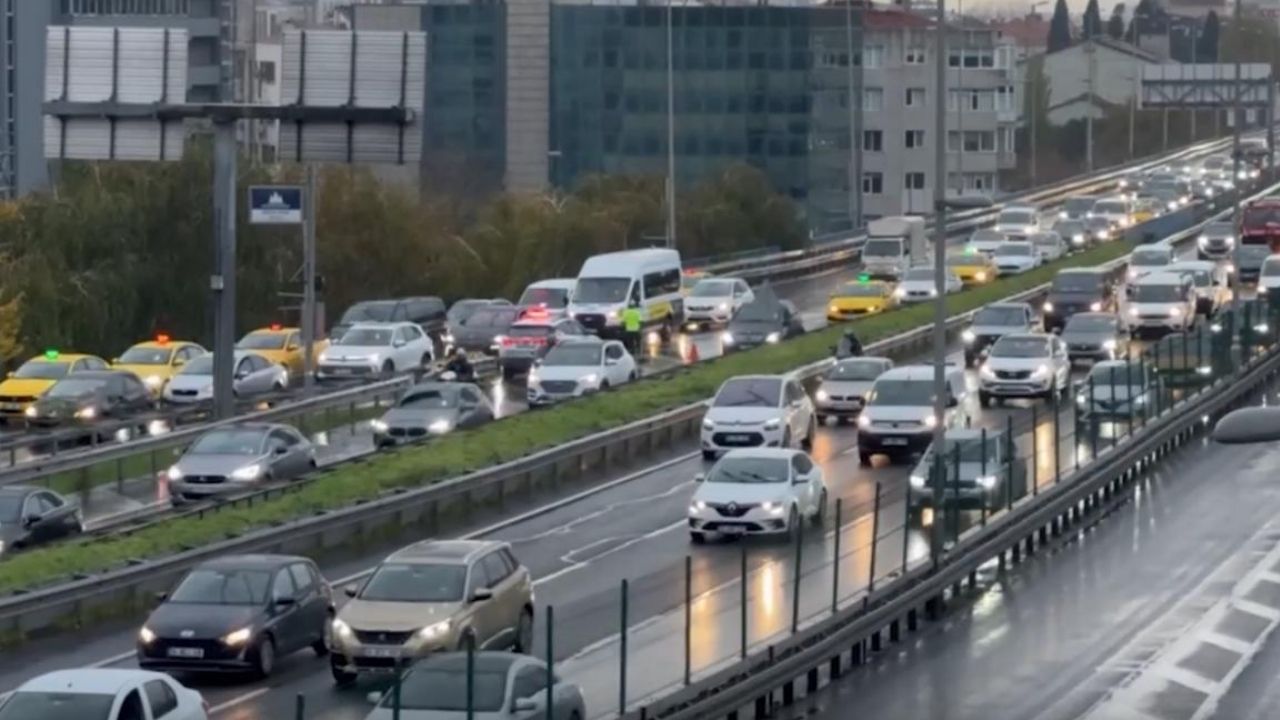 İstanbul’da Sağanak Yağış Trafiği Felç Etti