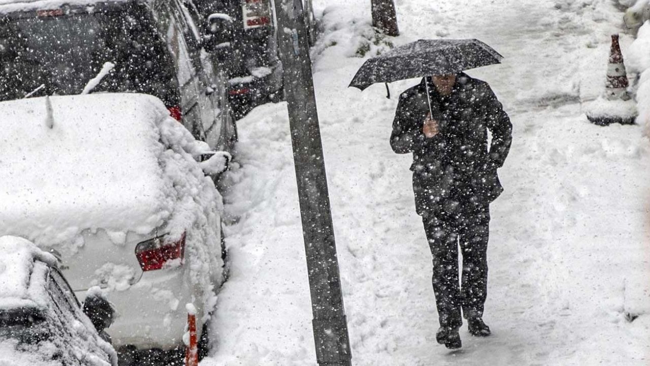 Kar Yağışı Yüzlerce Köy Yolunu Kapattı, Ekipler Seferber Oldu