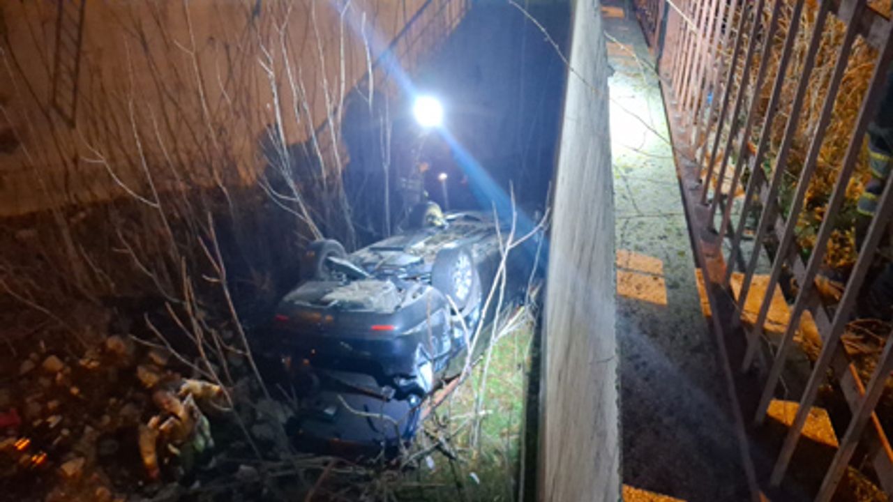 Beypazarı’nda Otomobil Stad Bahçesine Uçtu: 2 Yaralı