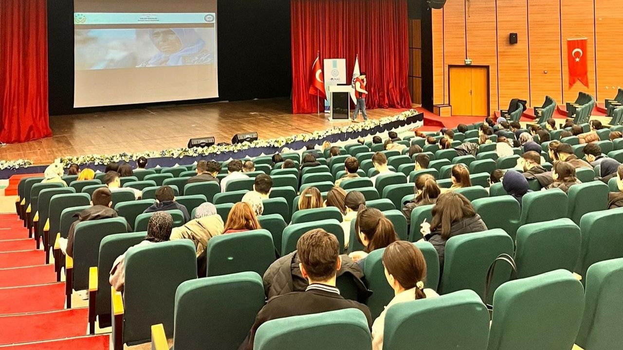 Kars’ta 2 Bin 300 Üniversiteliye Teröre Karşı Bilgilendirme