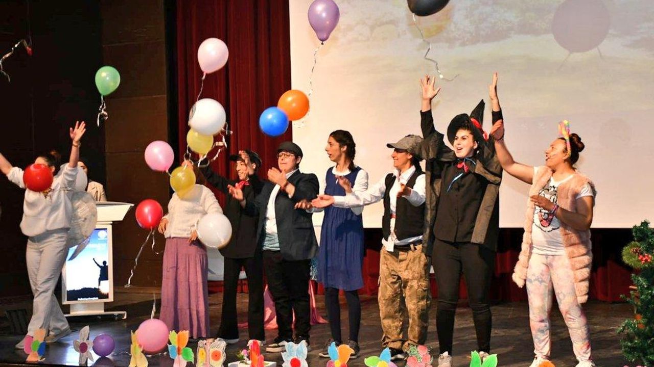 Kars’ta Engelliler Günü’nde Sahne Performansları Büyük Beğeni Topladı