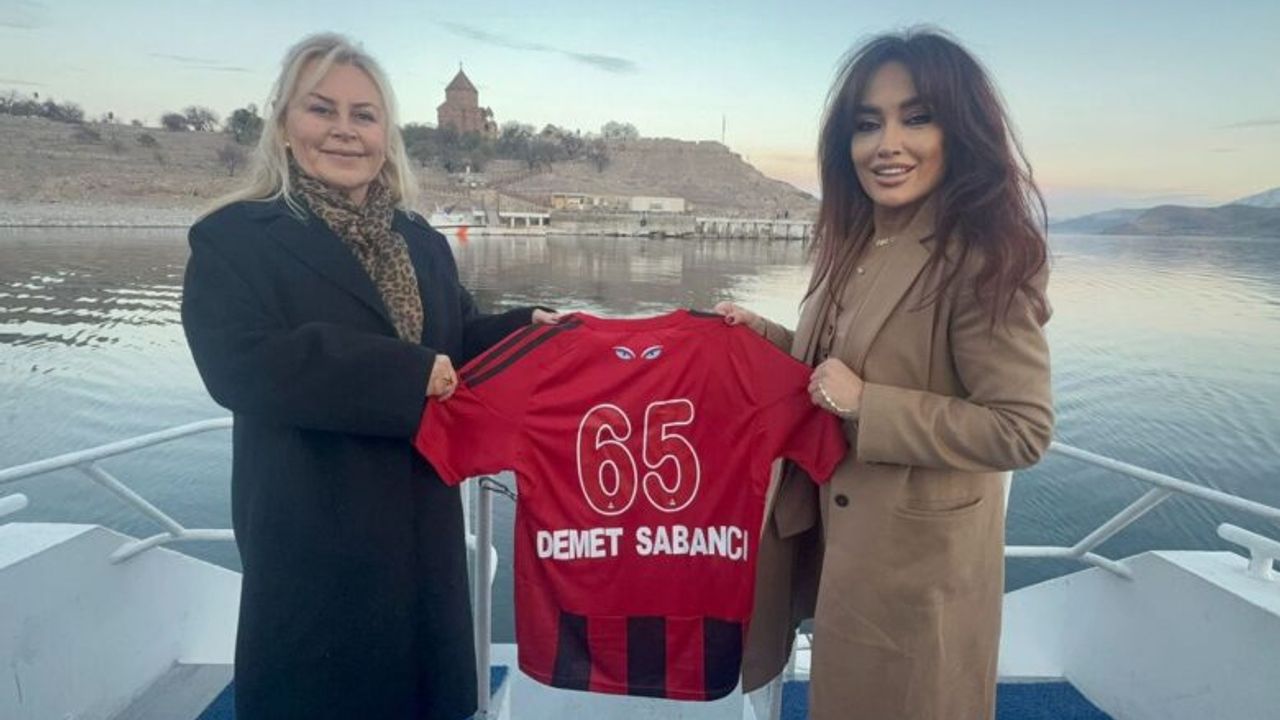 Demet Sabancı Çetindoğan’a Vanspor Forması Hediye Edildi
