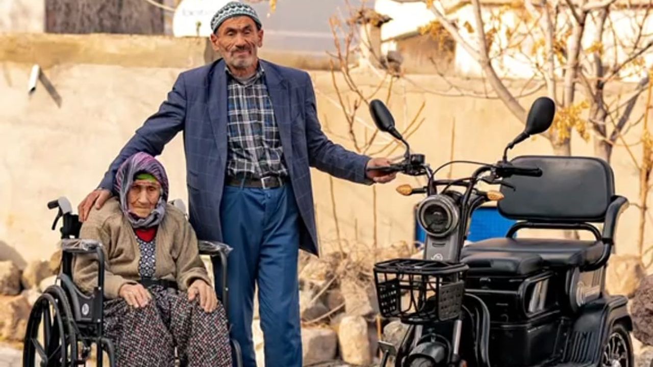 Aksaray’da 100 Yaşındaki Nuriye Keser’e Tekerlekli Sandalye ve Motosiklet Hediye Edildi
