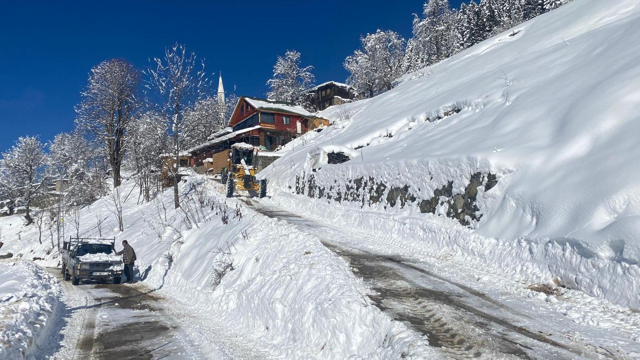 Rize’de Kar Yağışı 11 Köy Yolunu Ulaşıma Kapattı