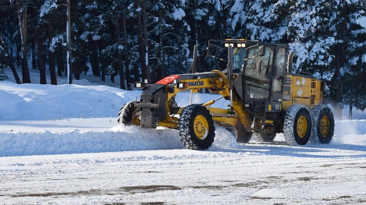 Doğu Anadolu’da Kar ve Tipi Köy Yollarını Kapattı