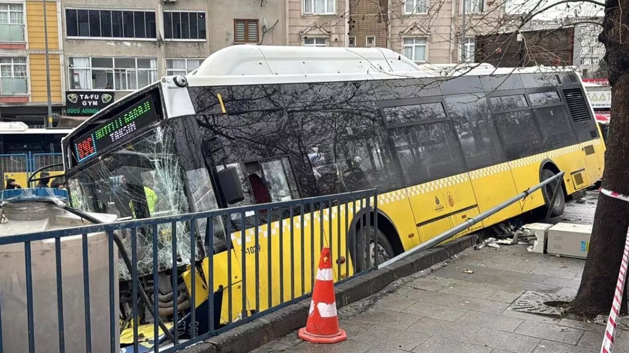 Esenler’de İETT Otobüsü İşletmeye Çarptı: Yaralanma Yok