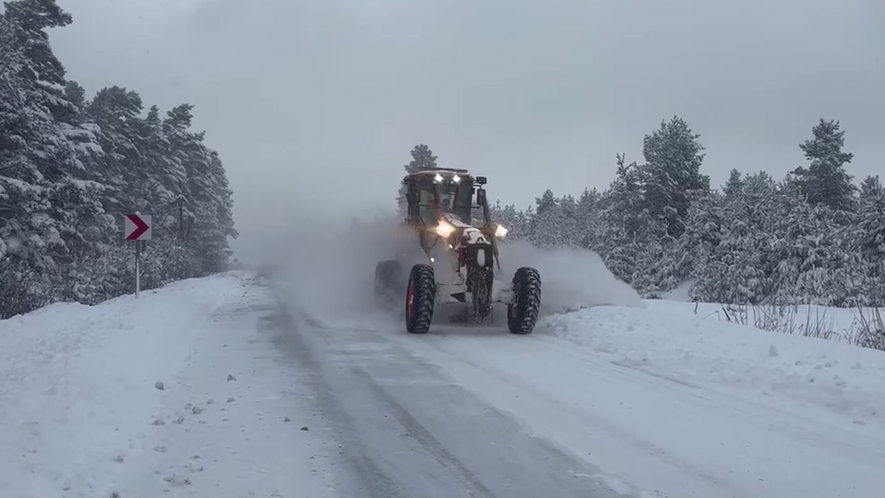 Karadeniz’de Kar Yağışı Yüzlerce Köy Yolunu Kapattı