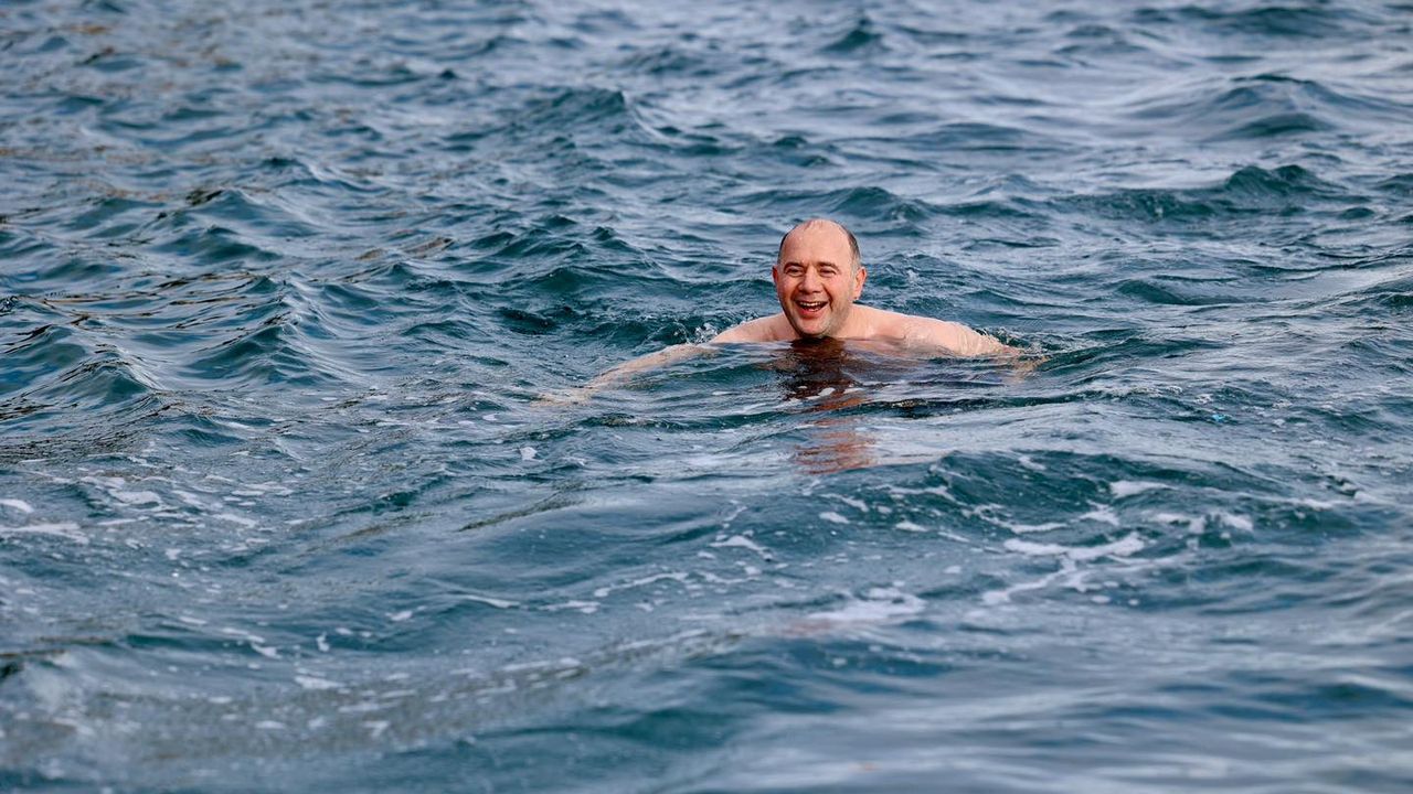 Giresun Valisi Soğuk Denizde Giresun Adası için Yüzdü