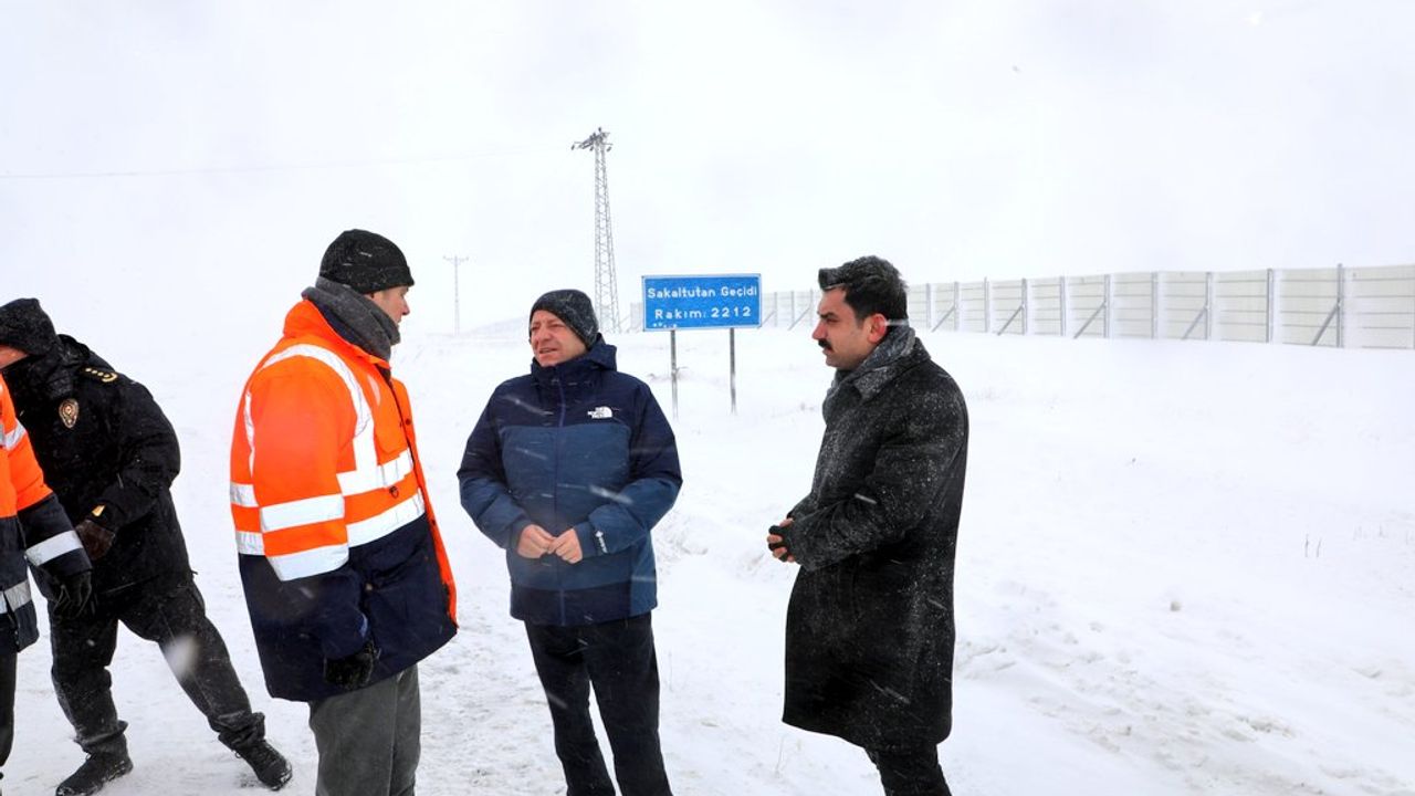 Kars Valisi Sakaltutan Geçidi’nde Karla Mücadele Çalışmalarını Denetledi