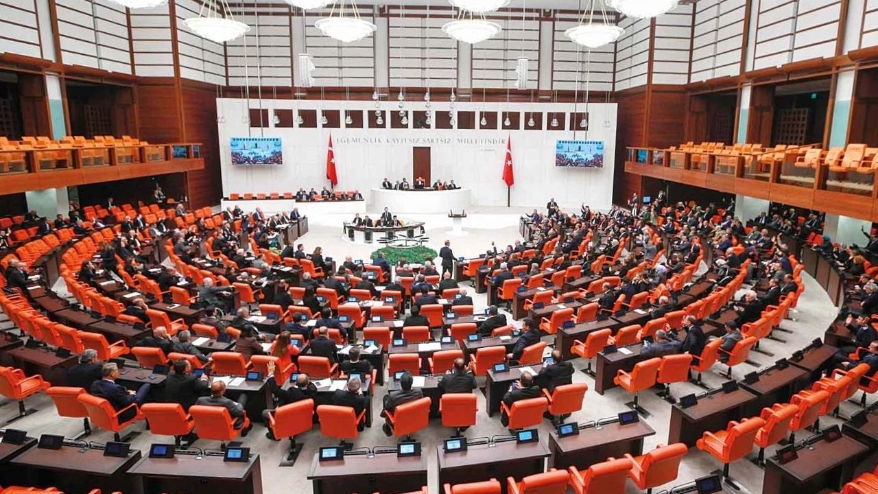 TBMM, Kürsüdeki Uygunsuz Davranışlara Fransa Modeli Cezalar Getiriyor