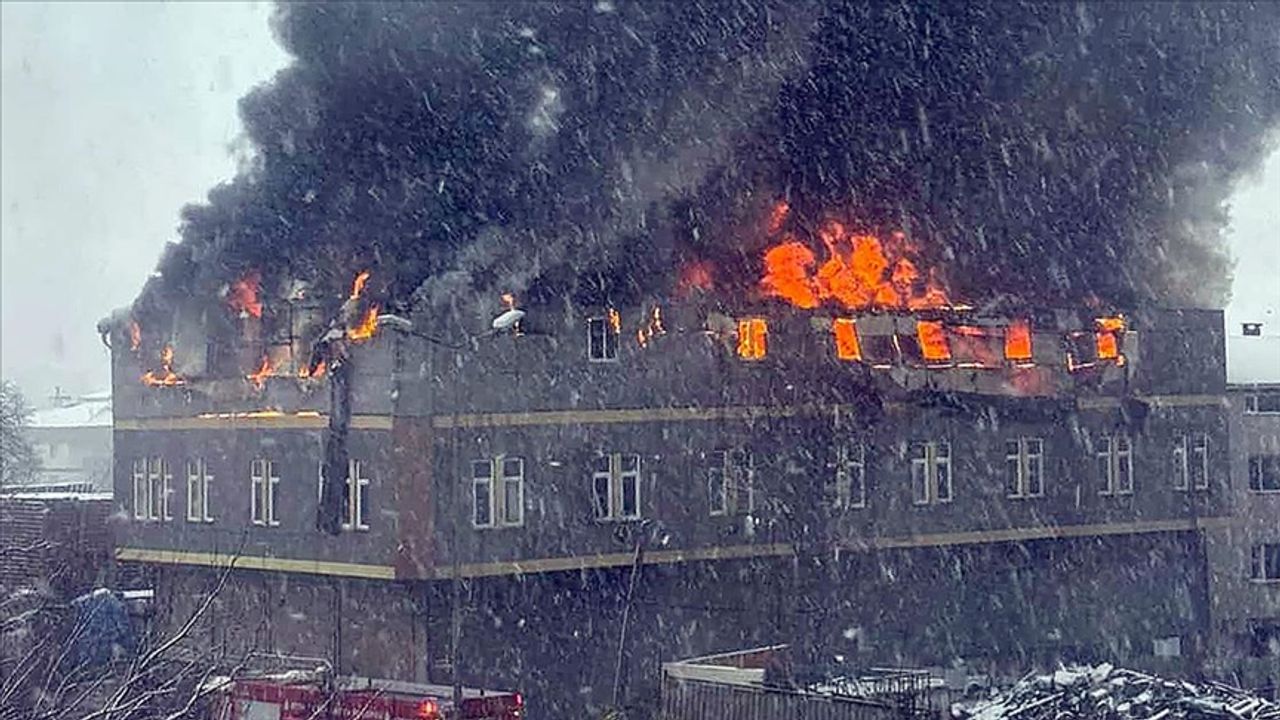 İstanbul’da Fabrika Yangını: İtfaiye Yoğun Mücadele Ediyor
