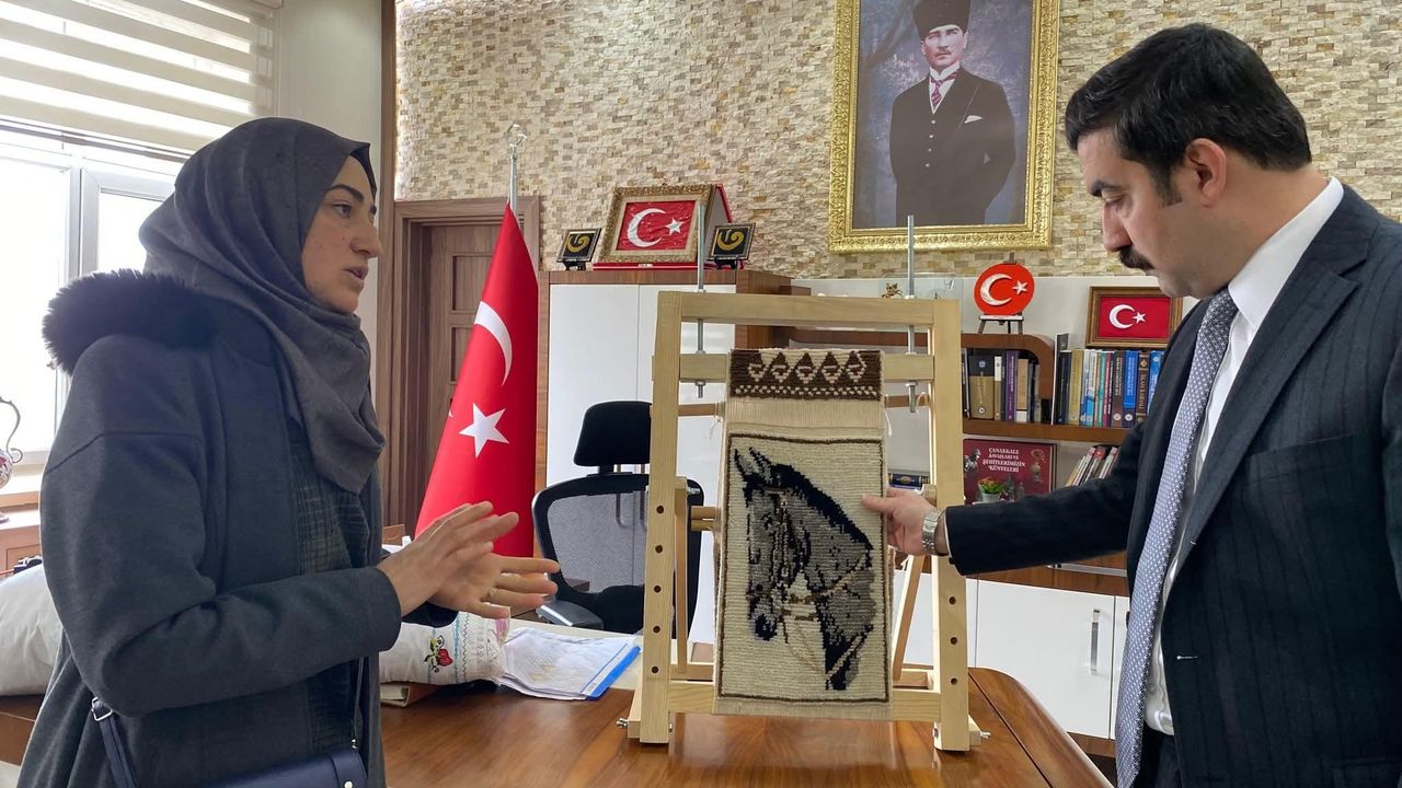 Kars’ta Kadın Girişimciler Yün ve Tüyden El Yapımı Halı Üretiyor