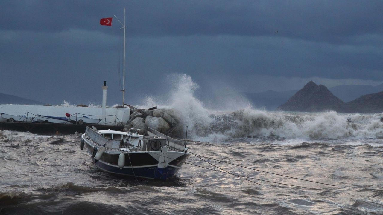 Bodrum’da Fırtına Sekiz Tekneyi Kıyıya Vurdu