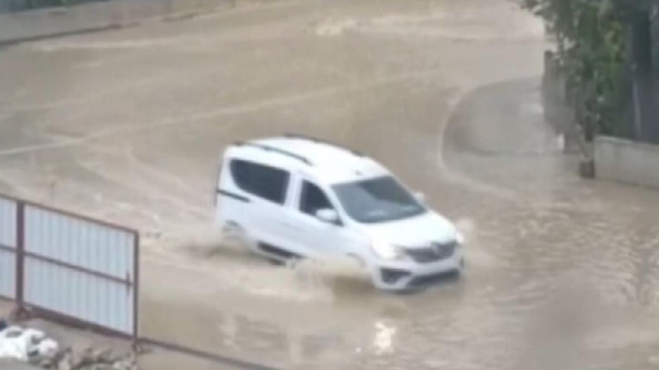 İzmir’de Sağanak Yağış Cadde ve İş Yerlerini Vurdu