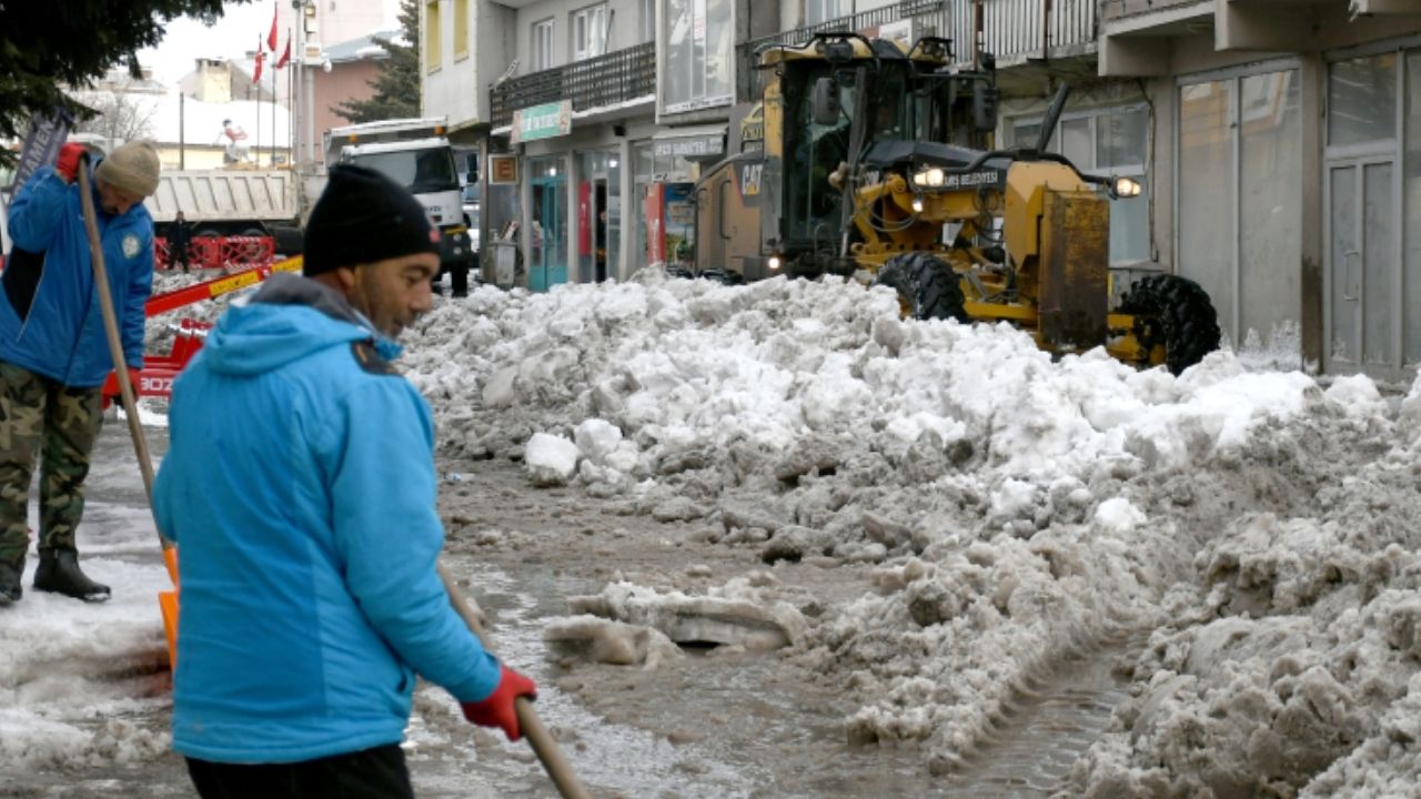 Sarıkamış’ta Kar Temizleme Çalışmaları Ulaşımı Normale Döndürüyor