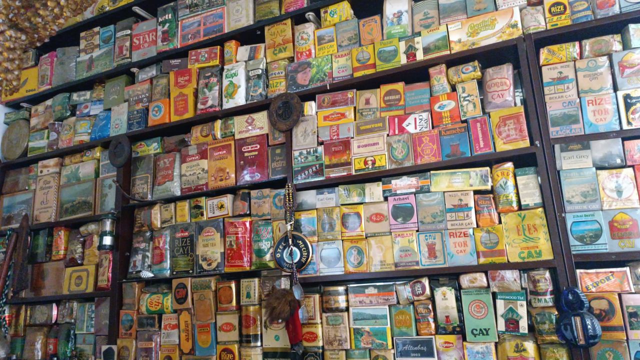 Necat Mandev’in Eşsiz Çay Paketi Koleksiyonu Çaykur’a Emanet