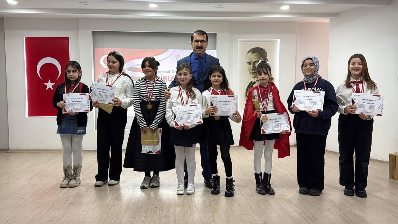 Artvin Şiir Yarışmasında Elif Şeyma Kara İl Birincisi Oldu