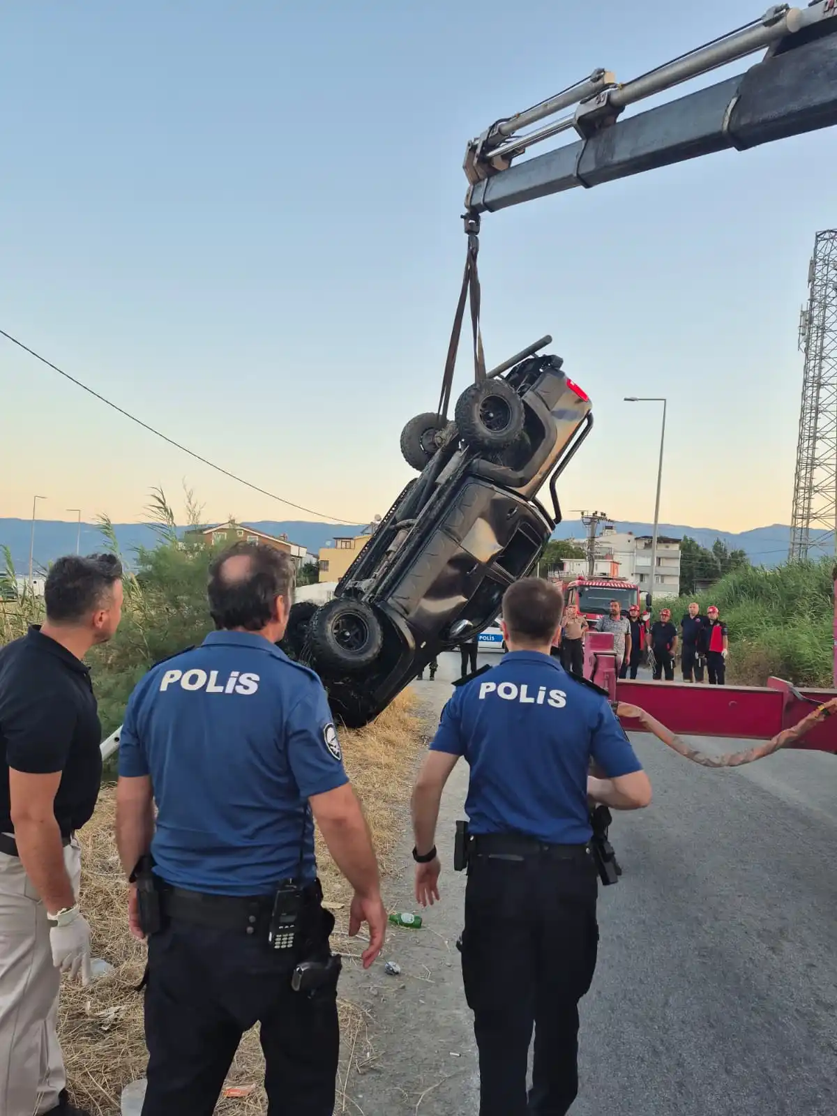 Edremit’te kamyonet dereye devrildi: 2 ölü, 1 yaralı