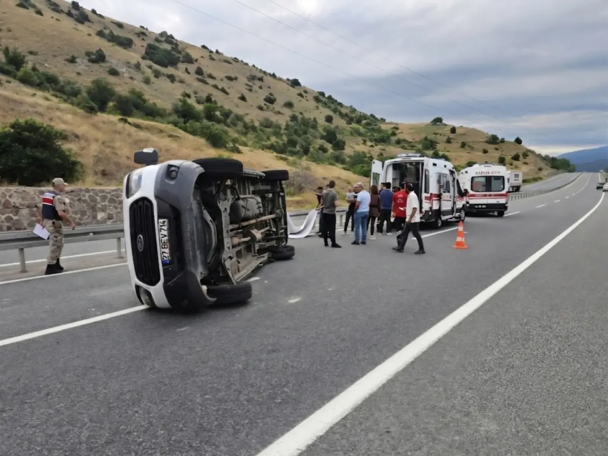 Erzurum-Tekman seferi yapan minibüs devrildi: 15 yaralı