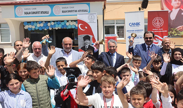 Sandıkçı öğrencilerin karne sevincine ortak oldu