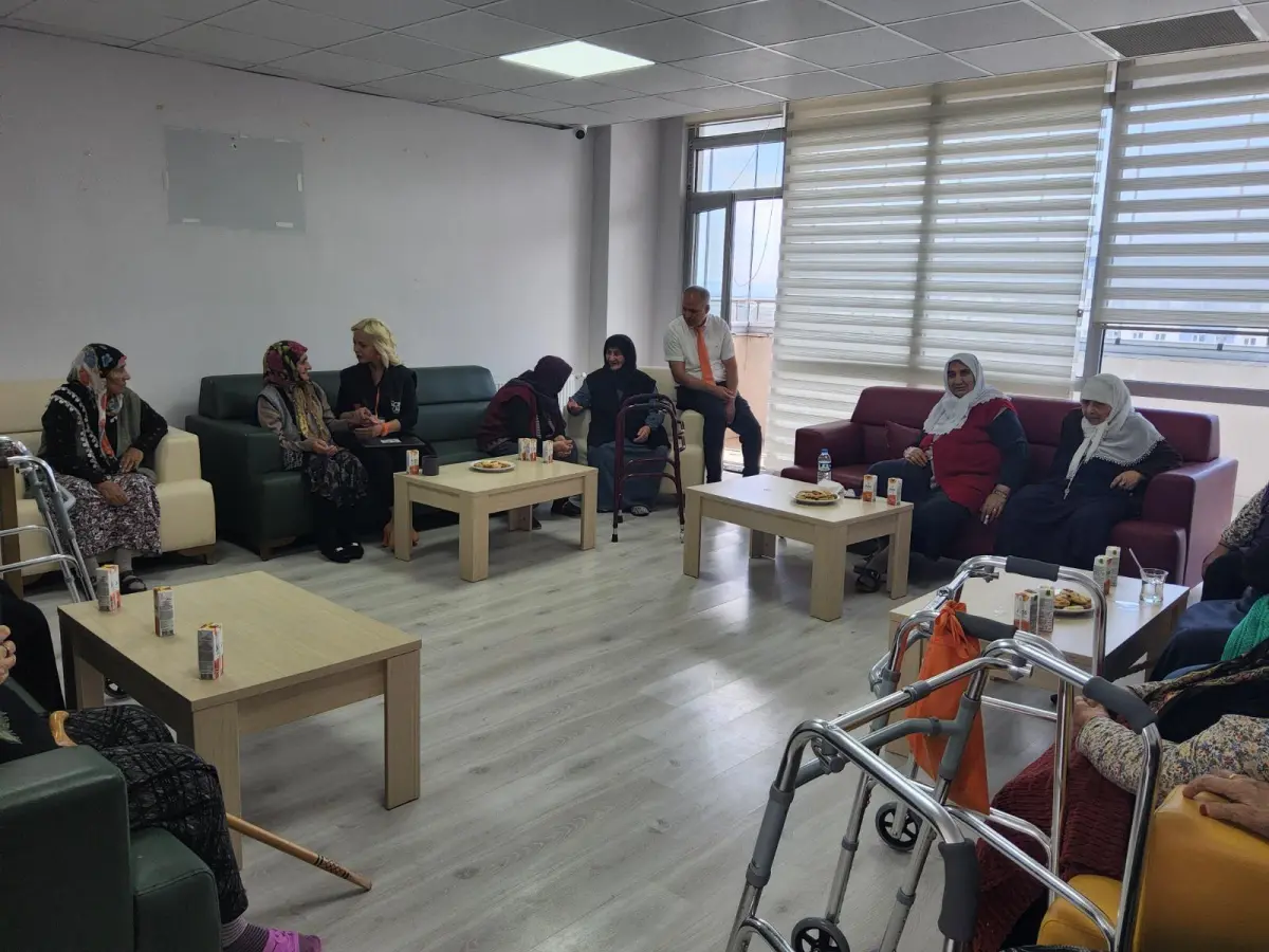 Kars’ta Açık Kapı ekipleri huzurevi sakinlerini ziyaret etti