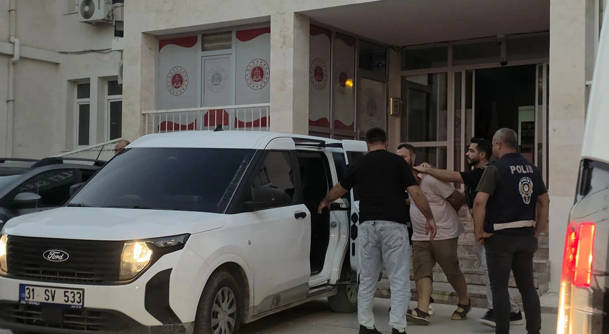 Hatay’da çocuğa silah dayayan 3 kişiden 2’si tutuklandı