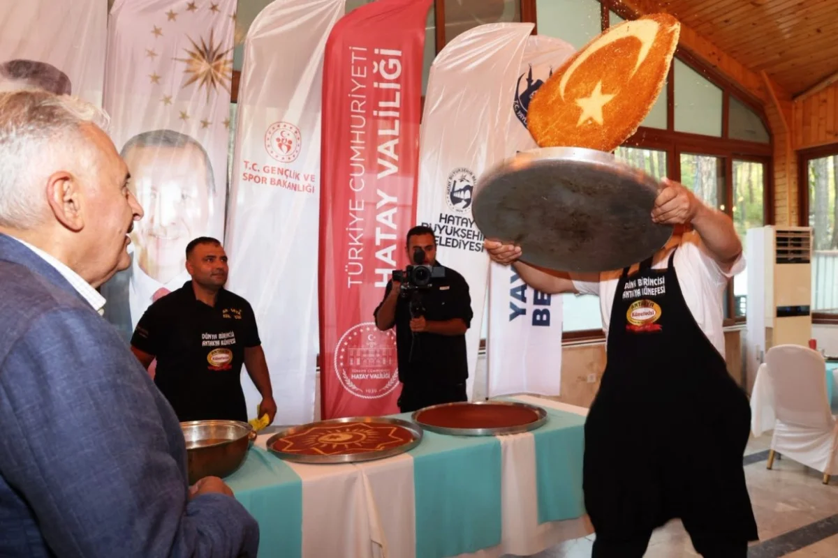 Binali Yıldırım künefe şerbetini kendi elleriyle döktü