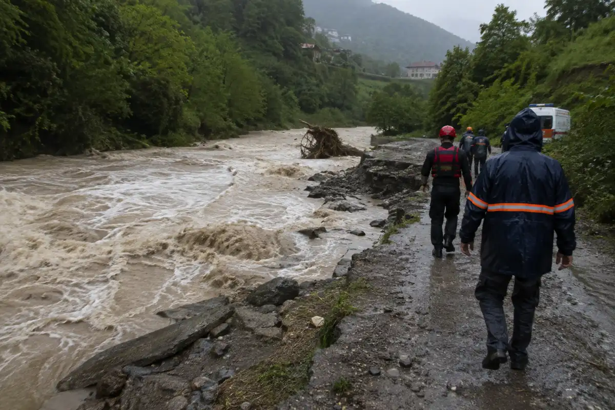 Görele’de Zıva Deresi taştı, 3 kişi selde kayboldu