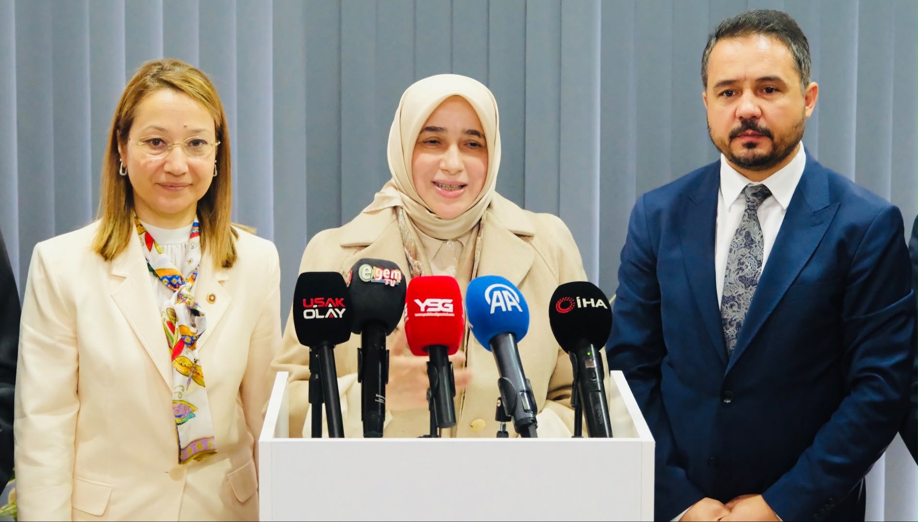 DERYA BAKBAK, TÜRKİYE YÜZYILI BULUŞMALARINDA UŞAKLILARLA BİR ARAYA GELDİ