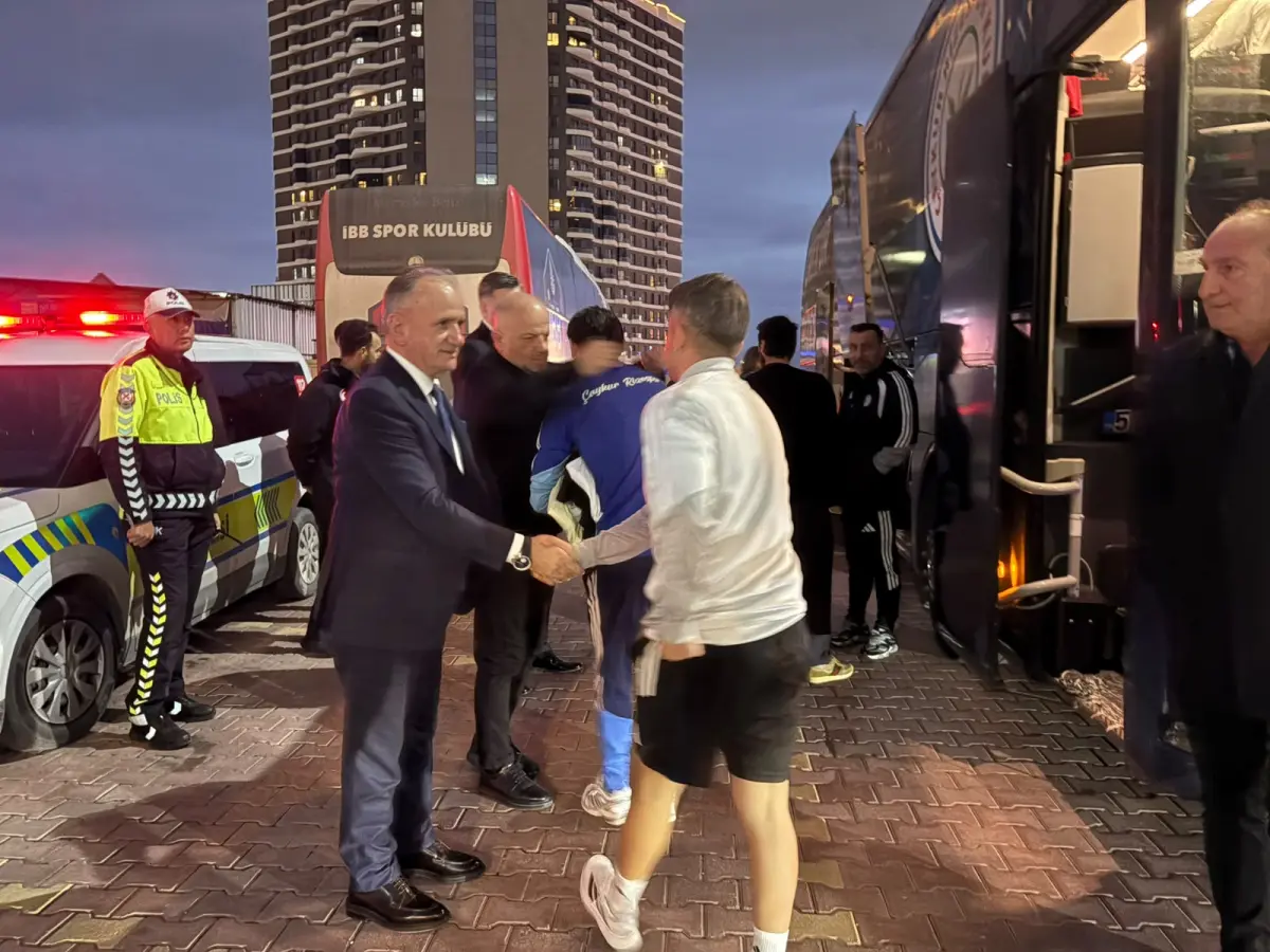 Rizespor Başkanı yağmur altında takımı uğurladı