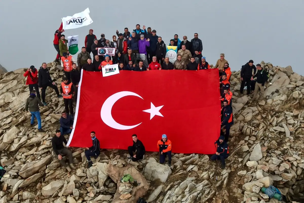 Sülbüs Dağı zirvesinde Cumhuriyet Bayramı etkinliği