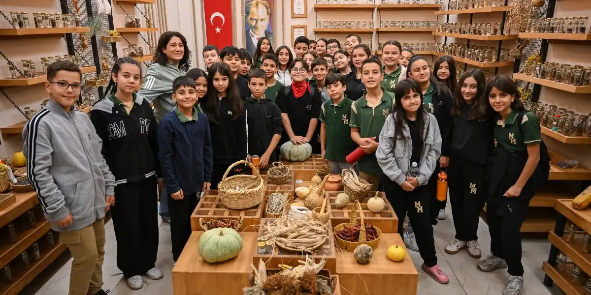 Bornova’da öğrencilere yerel tohum eğitimi ve civciv hediyesi