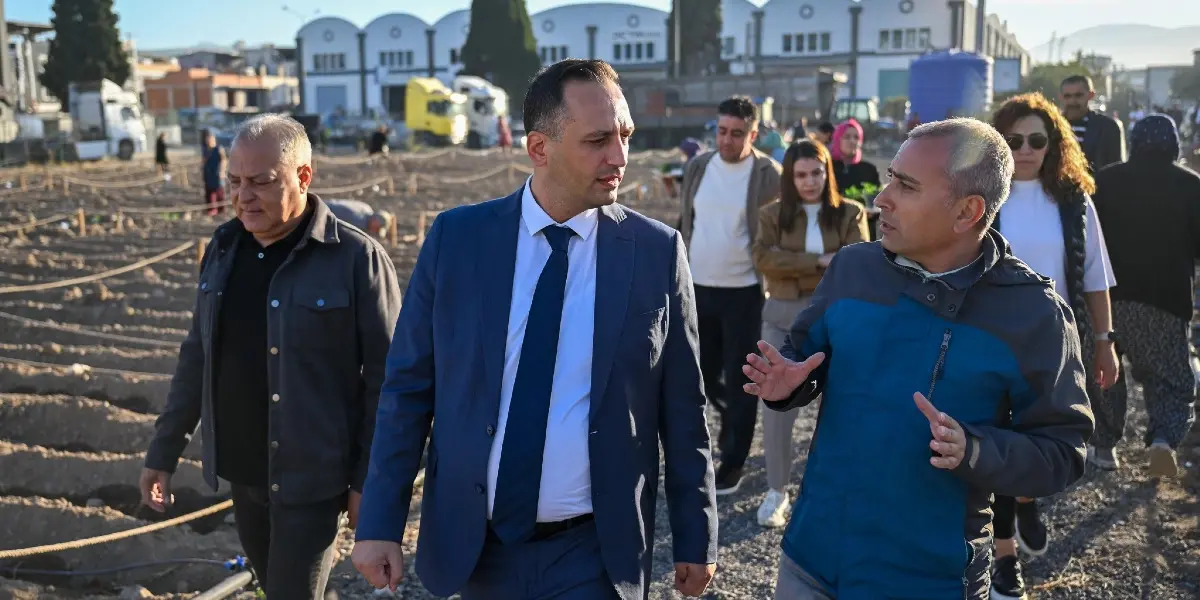 Bornova’da karbon sıfır kent bostanında ekim başladı