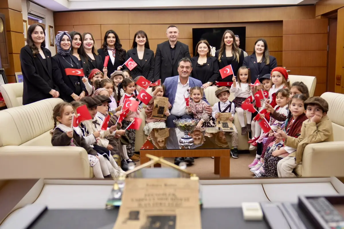 Minikler Cumhuriyet coşkusunu Başkan Köse’ye taşıdı