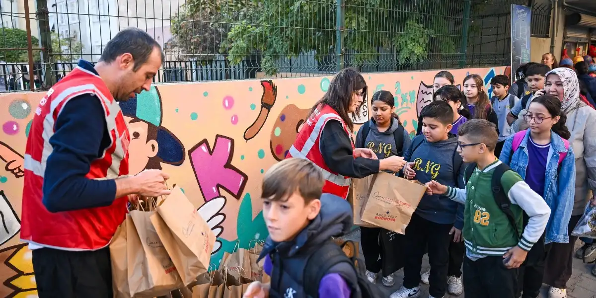 Bornova’da bin öğrenciye beslenme kumanyası dağıtıldı